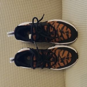 Nike React Youth Tiger tennis shoe